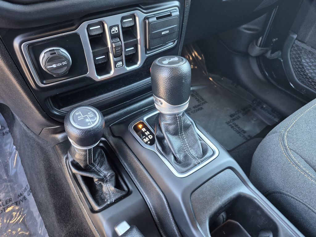 Used 2024 Jeep Wrangler Unlimited Sahara AWD/4WD image 10