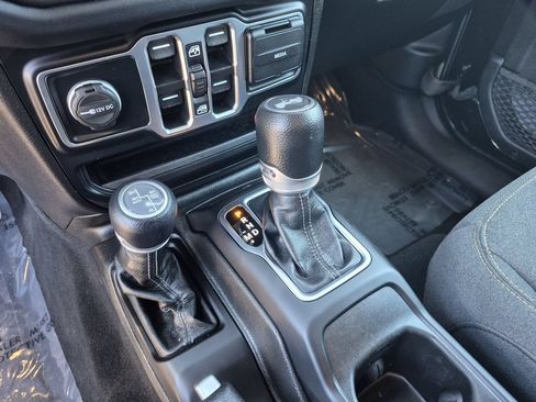 Used 2024 Jeep Wrangler Unlimited Sahara AWD/4WD image 10
