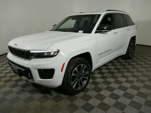 Used 2023 Jeep Grand Cherokee Overland w/ Luxury Tech Group IV AWD/4WD image 7