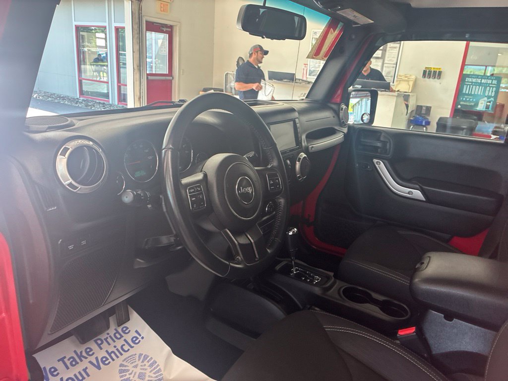Used 2017 Jeep Wrangler Unlimited Rubicon w/ Cold Weather Group AWD/4WD image 14
