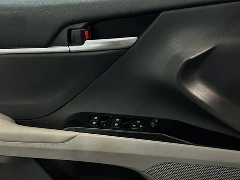 Used 2018 Toyota Camry SE w/ Moonroof Package FWD image 13