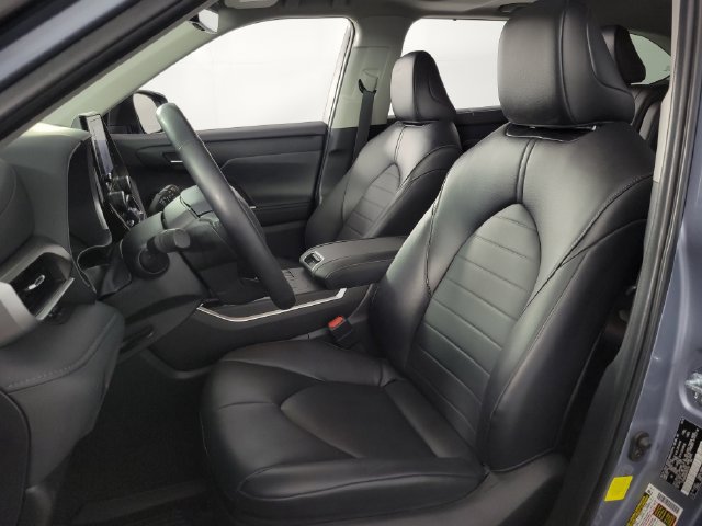 Used 2024 Toyota Highlander XLE FWD image 11