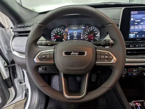 Used 2025 Jeep Compass Latitude AWD/4WD image 16