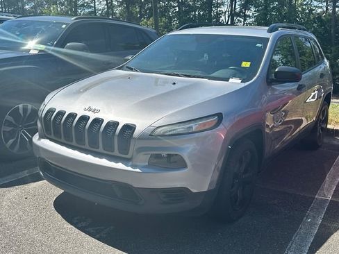Used 2016 Jeep Cherokee Sport FWD image 2