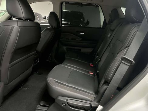 Used 2025 Nissan Pathfinder SL AWD/4WD image 13