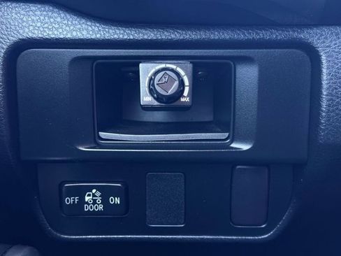 Used 2017 Toyota Tacoma SR5 AWD/4WD image 23