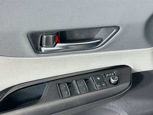 Used 2023 Toyota Venza LE image 15