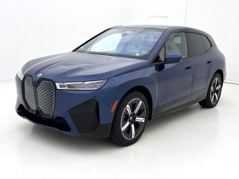 Used 2024 BMW iX xDrive50 w/ Premium Package AWD/4WD image 4
