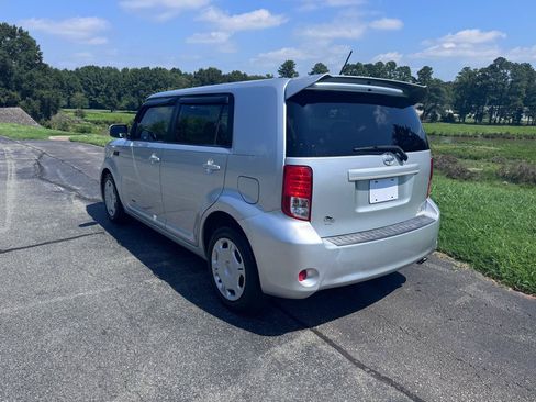 Used 2012 Scion xB FWD image 9