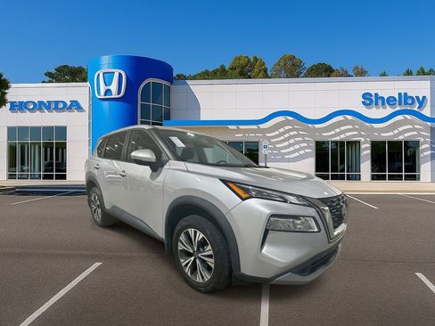 Used 2022 Nissan Rogue SV image 2