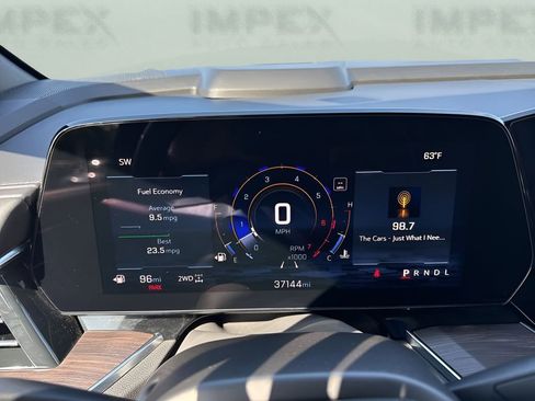 Used 2025 Chevrolet Suburban Z71 image 26