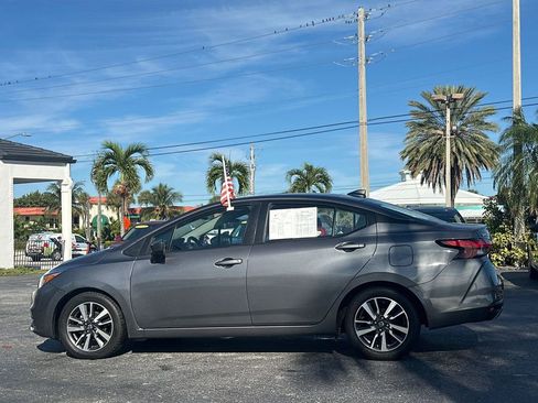 Used 2022 Nissan Versa SV image 2
