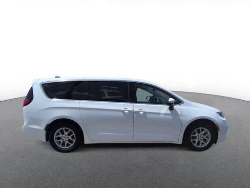 Used 2023 Chrysler Pacifica Touring-L FWD image 9