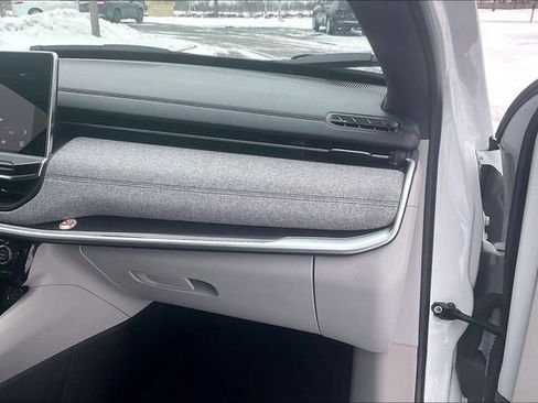 Used 2024 Jeep Compass Latitude image 16