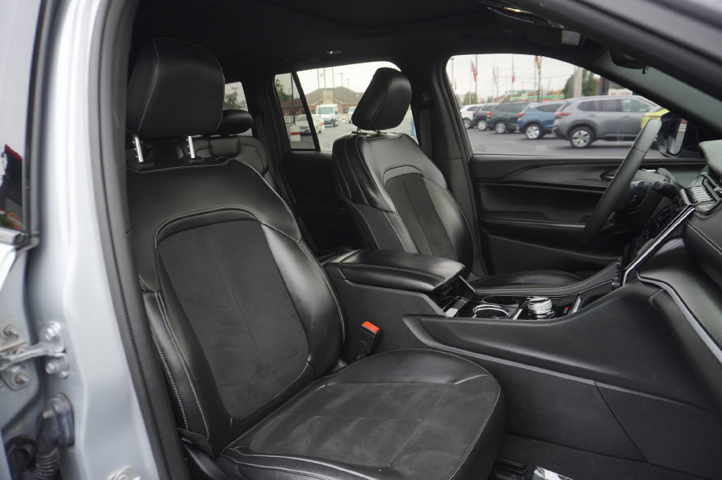 Used 2023 Jeep Grand Cherokee Altitude AWD/4WD image 31