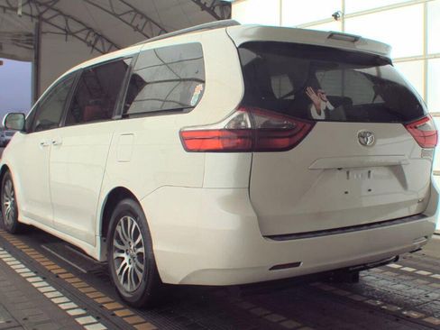 Used 2020 Toyota Sienna XLE image 5