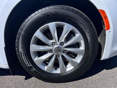 Used 2018 Chrysler Pacifica Touring-L w/ Advanced Safetytec Group image 31