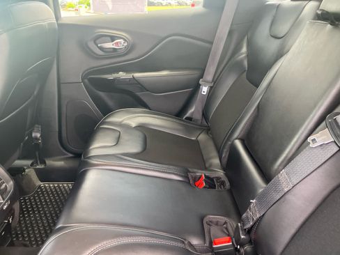Used 2020 Jeep Cherokee Latitude Plus AWD/4WD image 34