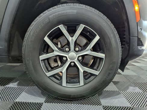 Used 2023 Jeep Grand Cherokee L Limited w/ Luxury Tech Group II image 6