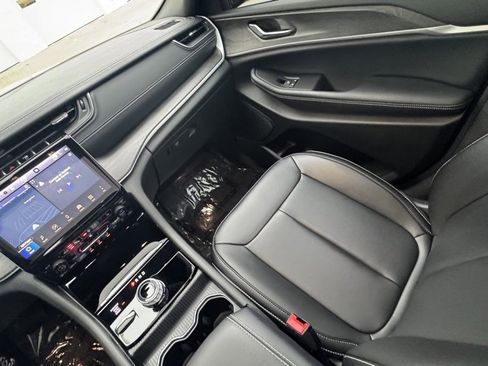 Used 2024 Jeep Grand Cherokee Limited image 13