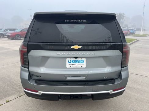 Used 2025 Chevrolet Suburban LT image 5