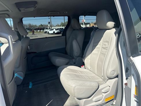 Used 2014 Toyota Sienna XLE image 16