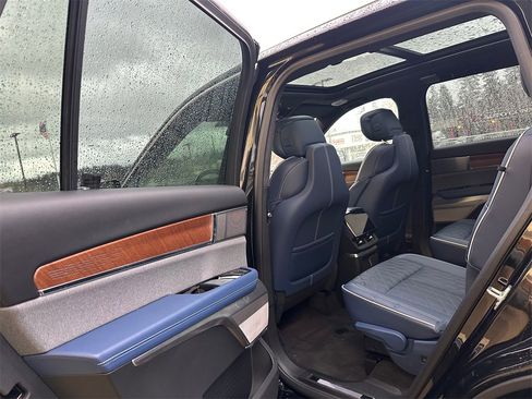 Used 2026 Cadillac Vistiq Premium Luxury image 16