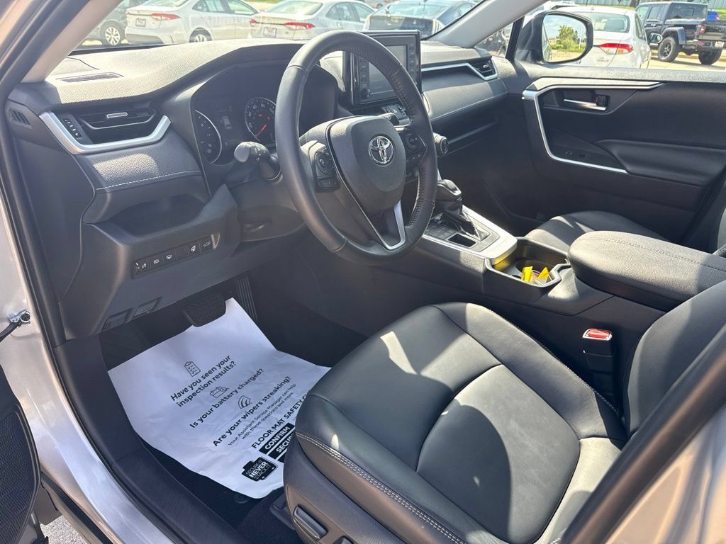 Used 2019 Toyota RAV4 XLE Premium AWD/4WD image 8