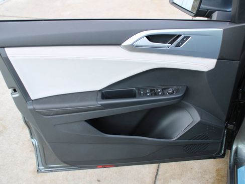 Certified 2025 Volkswagen Taos SE image 7