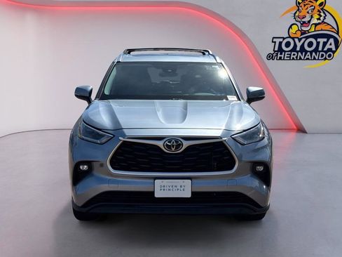Used 2021 Toyota Highlander XLE image 2