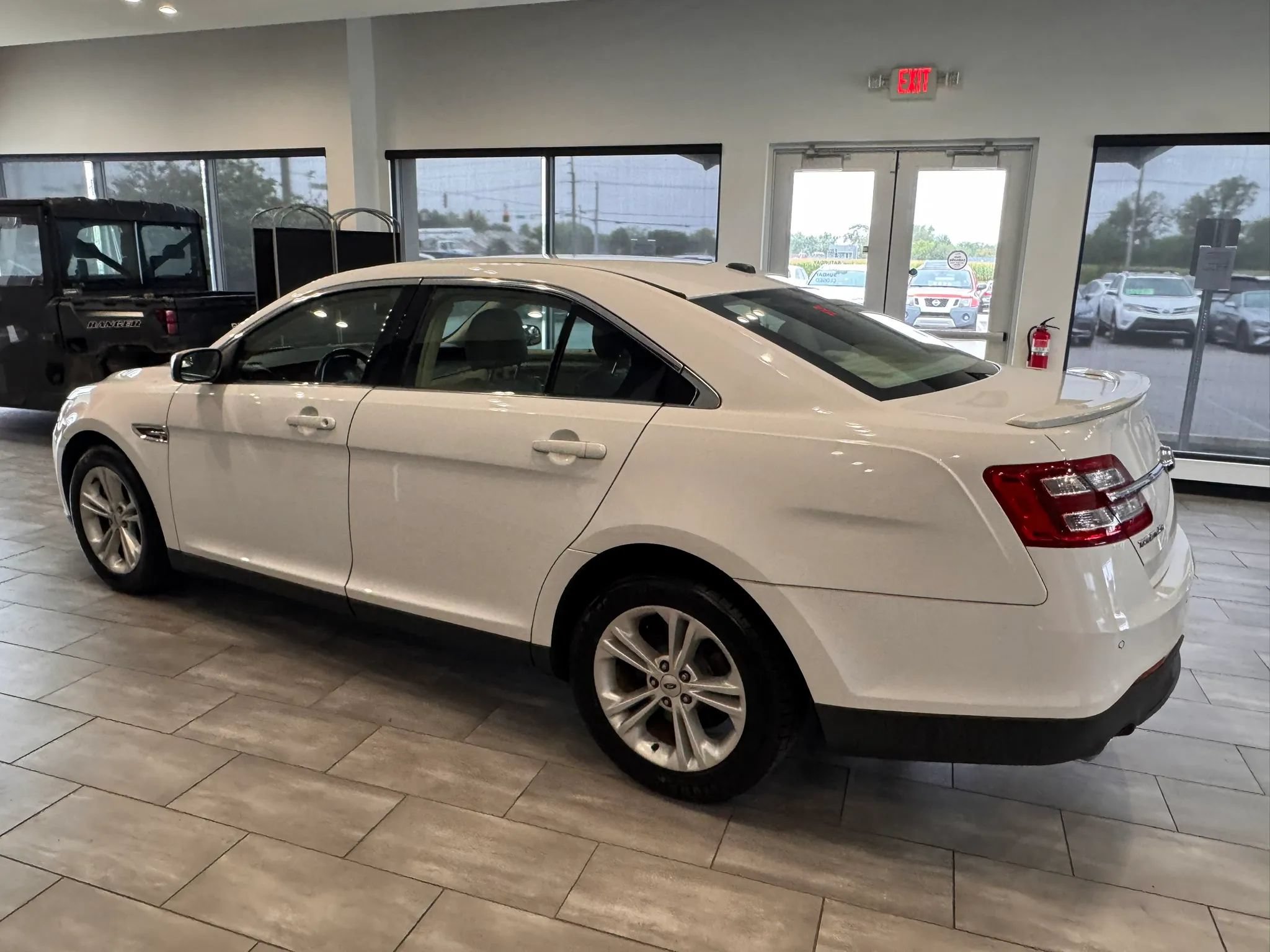 Used 2016 Ford Taurus SEL FWD image 11