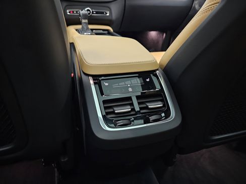 Used 2022 Volvo XC90 T6 Inscription w/ Lounge Package image 35