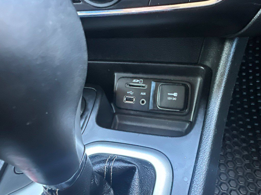 Used 2018 Jeep Cherokee Latitude Plus w/ Cold Weather Group AWD/4WD image 5