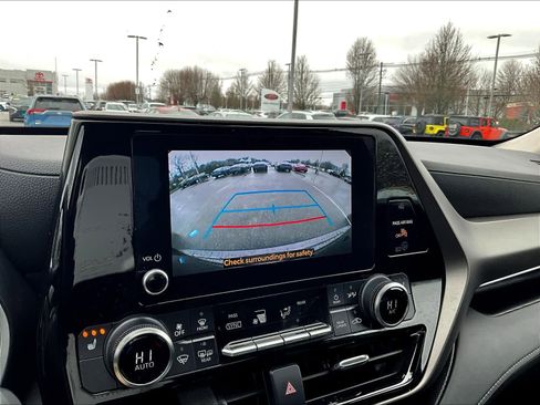 Used 2024 Toyota Highlander XLE image 20