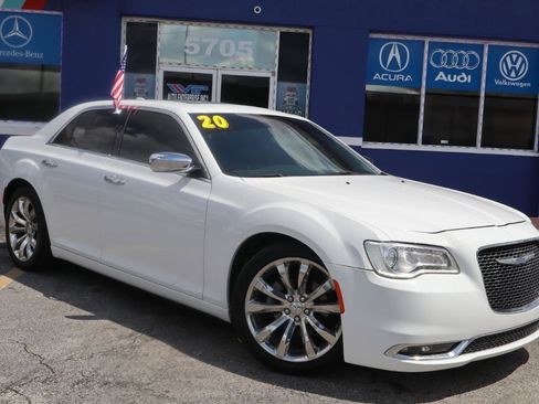 Used 2020 Chrysler 300 Limited RWD image 3