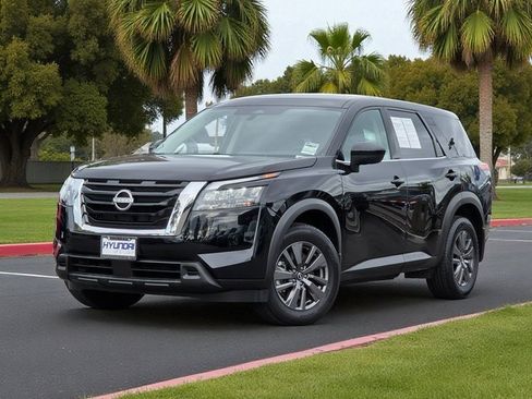 Used 2024 Nissan Pathfinder S image 2