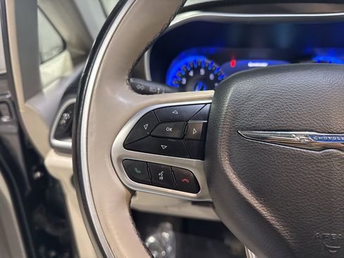 Used 2017 Chrysler Pacifica Limited w/ UConnect Theater Package FWD image 13