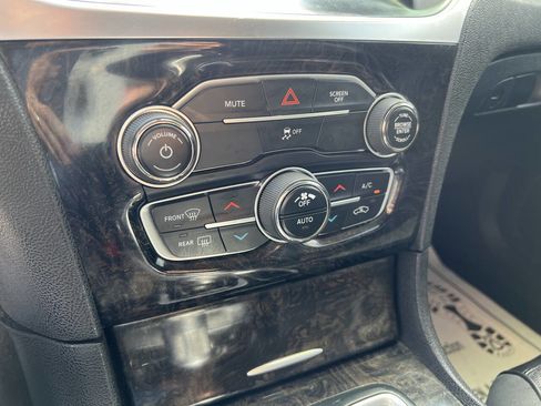 Used 2018 Chrysler 300 Limited image 29