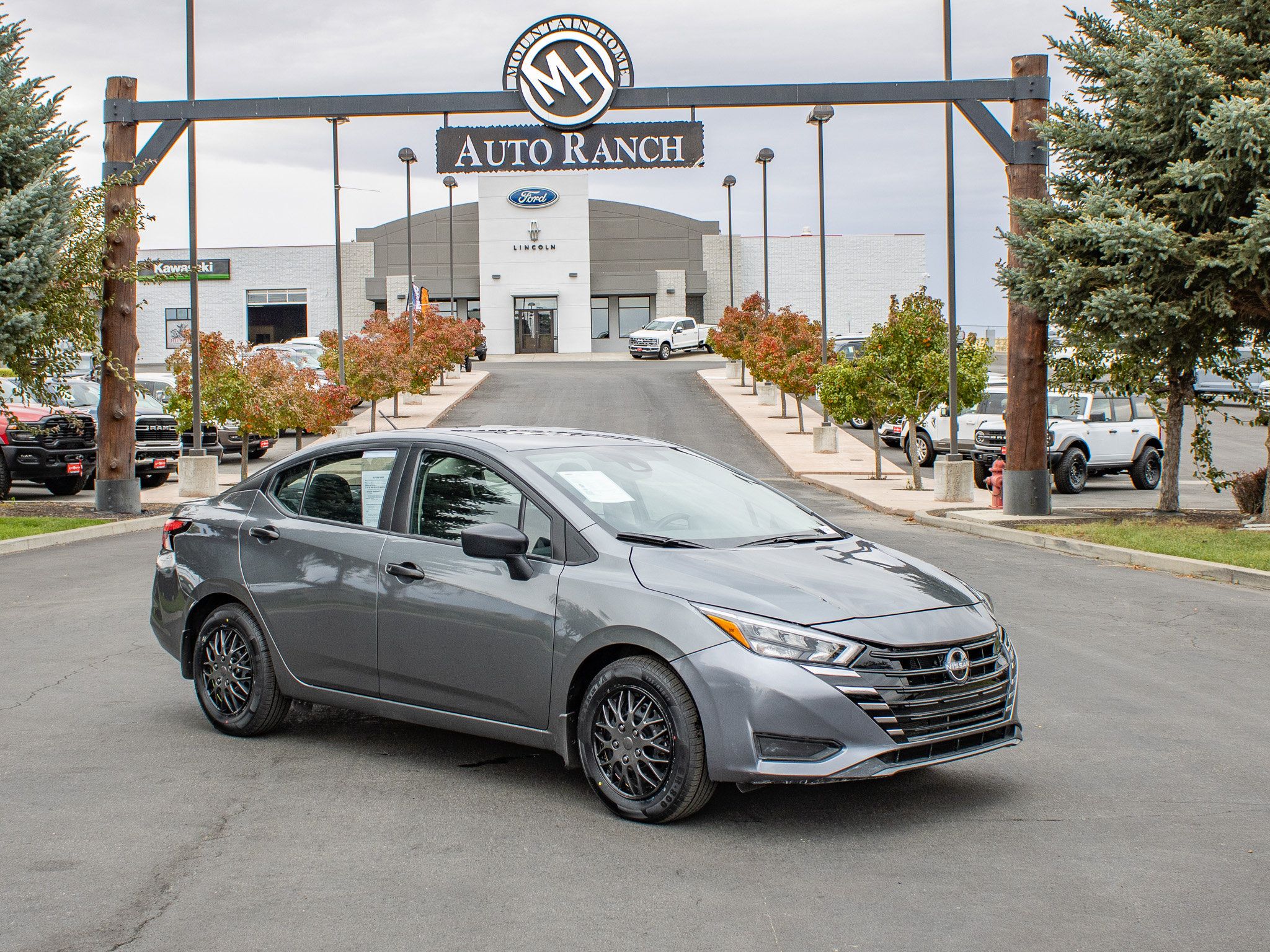 Used 2025 Nissan Versa S w/ Trunk Package FWD image 1