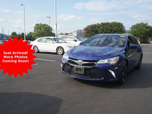 Used 2016 Toyota Camry SE w/ Moonroof Package FWD image 1