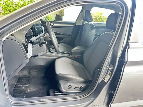 Used 2025 Volkswagen Jetta SE image 40