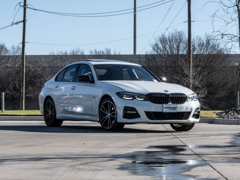 Used 2022 BMW 330e w/ M Sport Package image 2