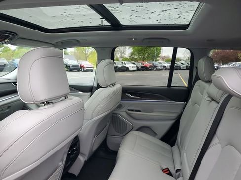 Used 2023 Jeep Grand Cherokee Overland AWD/4WD image 10