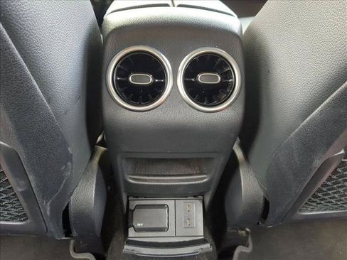 Used 2023 Mercedes-Benz GLB 250 4MATIC image 17