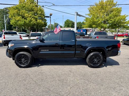 Used 2020 Toyota Tacoma SR5 AWD/4WD image 2