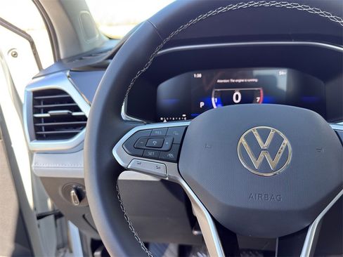 New 2026 Volkswagen Taos SE image 14