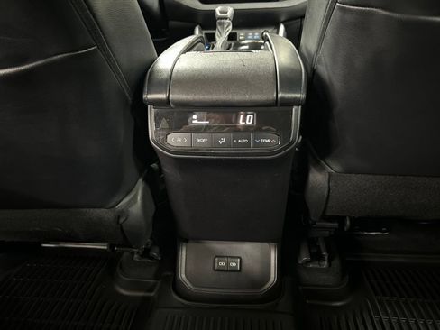 Used 2022 Toyota Highlander XLE AWD/4WD image 28