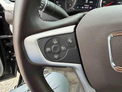 Used 2023 GMC Acadia SLT AWD/4WD image 17