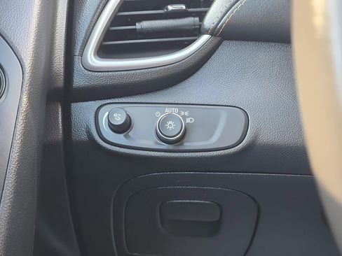 Used 2022 Chevrolet Trax LT w/ LT Convenience Package image 22