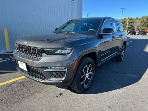 Used 2024 Jeep Grand Cherokee Limited image 3